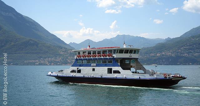 Un battello in navigazione sul Lago di Como